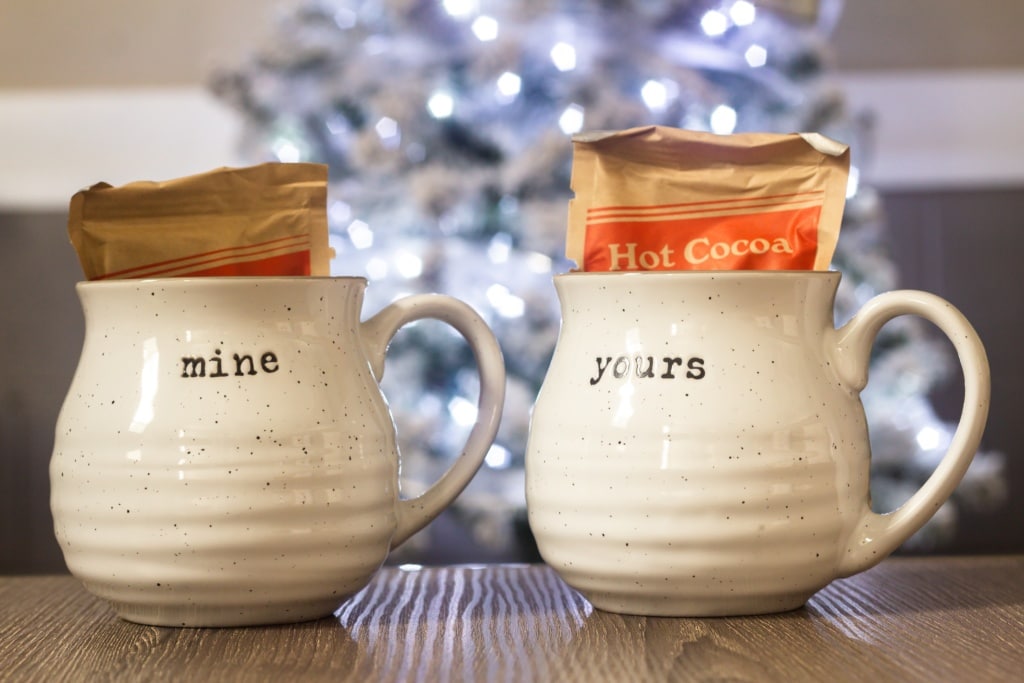 Zwei Tassen mit der Aufschrift "mine" und "yours"
