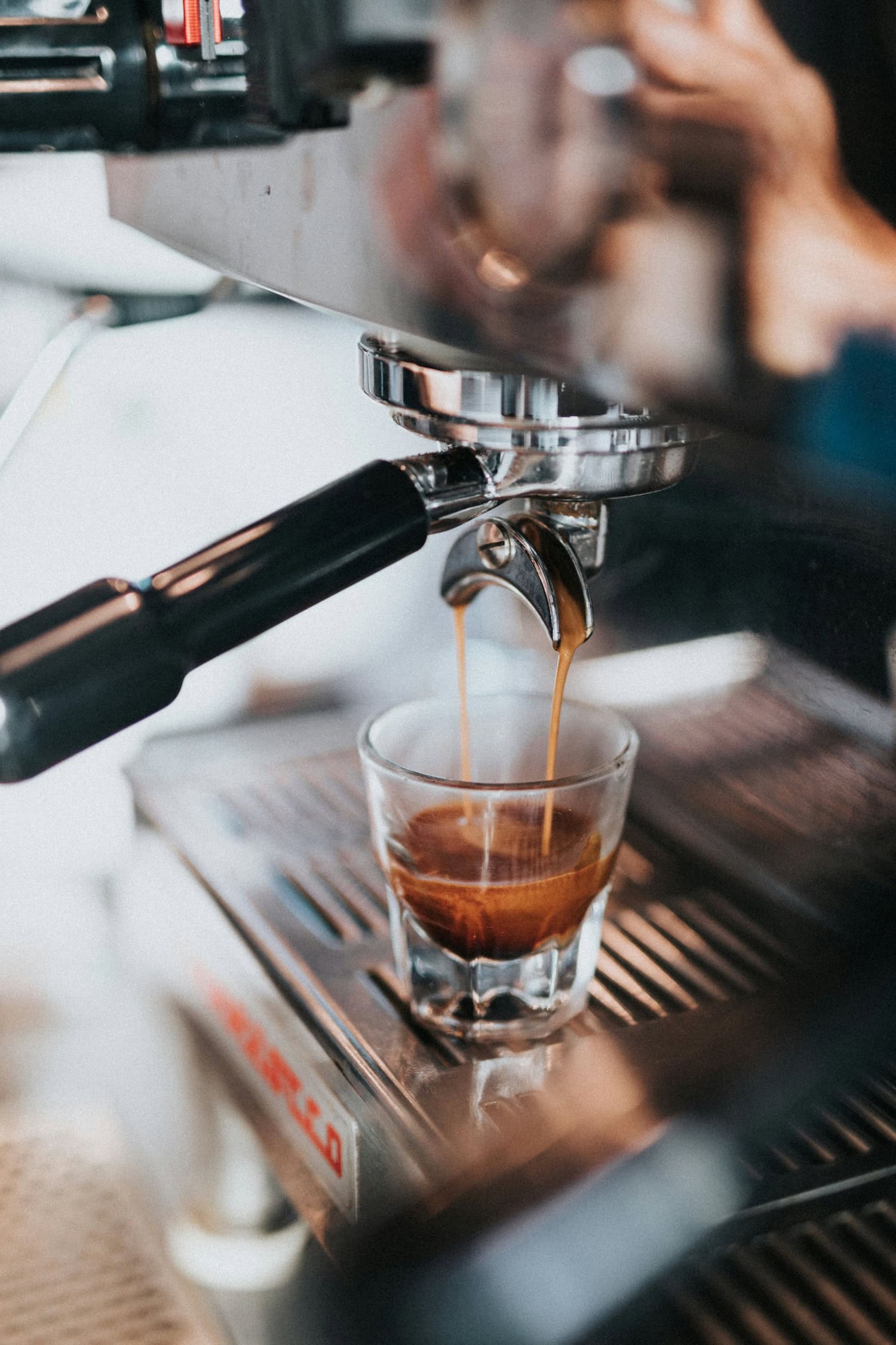 Espresso wird frisch gemacht