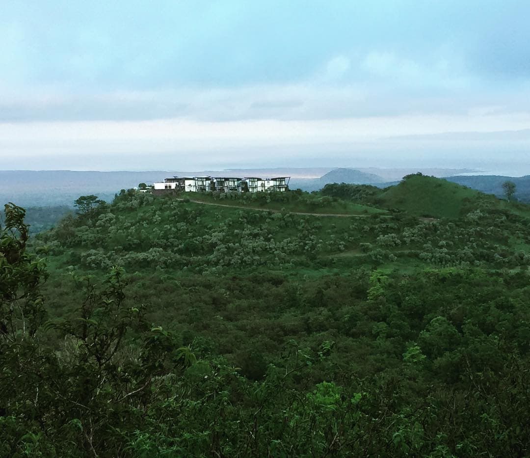 @marie.worldwild erkundet zurzeit die Galapagos-Inseln. Sie wohnt auf Santa Cruz – der bewohntesten der Inseln. Doch der Blick von ihrem Zimmer hoch auf dem Hügel zeigt davon nichts! @pikaialodge @smallluxuryhotels #explore #ecuador #traveldeeper #niceview #passionpassport #naturpur #comewithme #luxurytravel #galapagos #islandlife