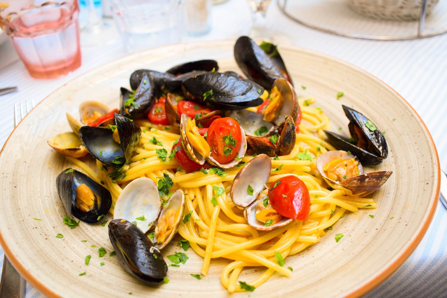 Pasta mit Seafood auf einem Teller angerichtet