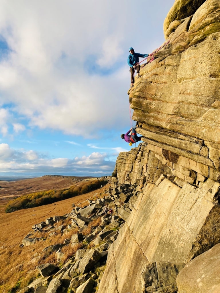 Kletterer im The Peak Nationalpark auf dem Pennine Way in England