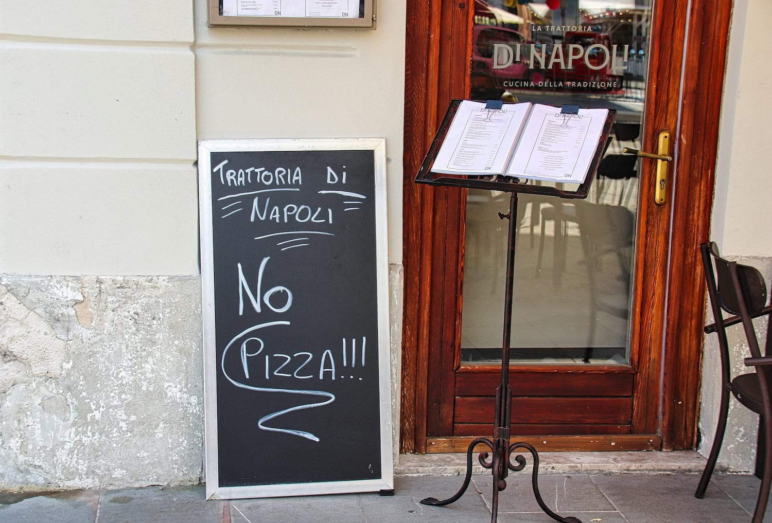 Restaurant mit einem Schild in Triest