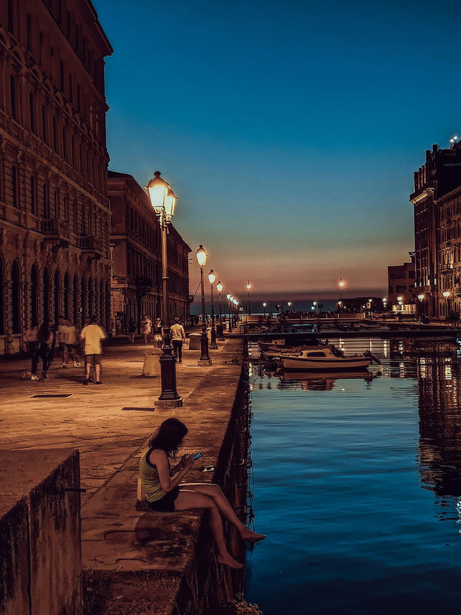 Hafen von Triest am Abend