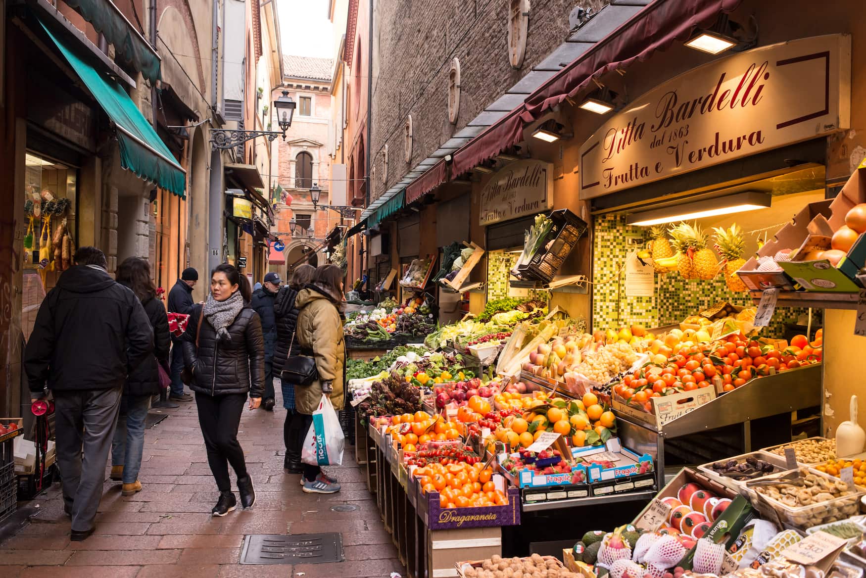 Foodstände in der Via Pescherie Vecchie in Bologna