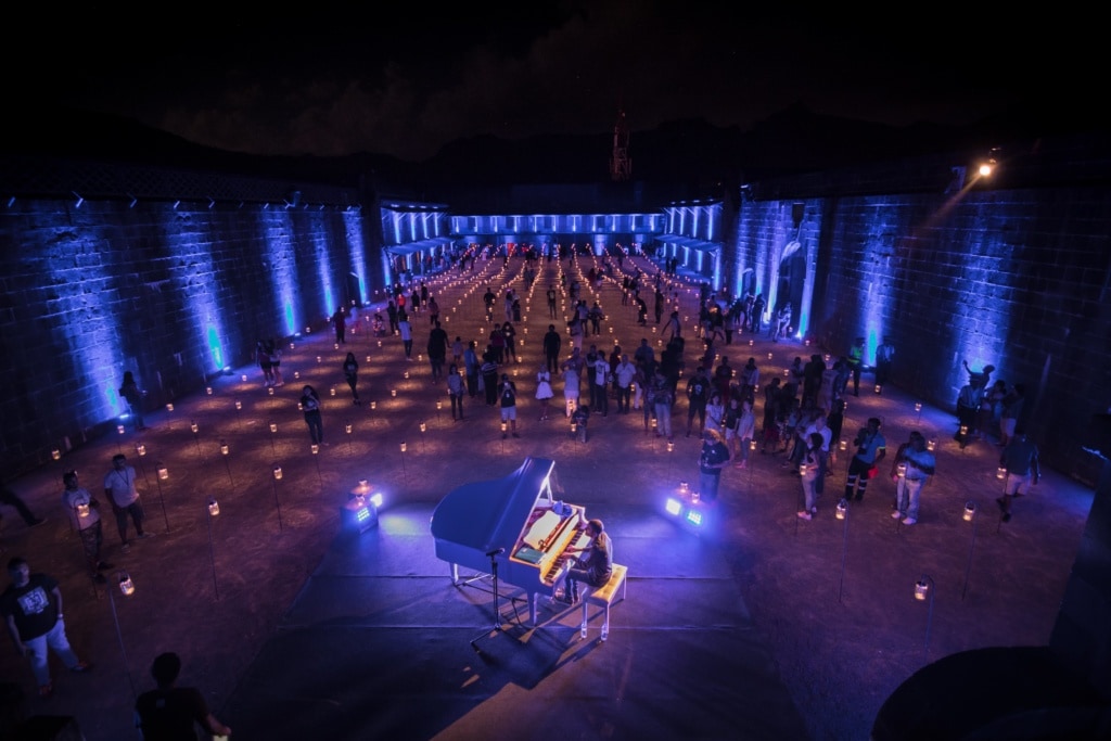 Hunderte kleine Solarlampen erhellen zum Porlwi Festival die Zitadelle von Port Louis auf Mauritius.