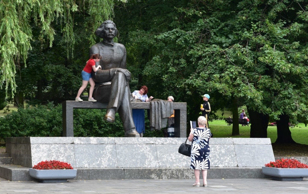 Besucher im Gorkipark in Minsk
