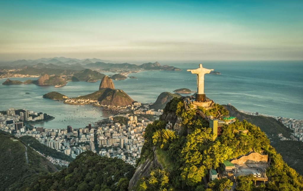 Christusstatue und Zuckerhut in Rio de Janeiro, Brasilien