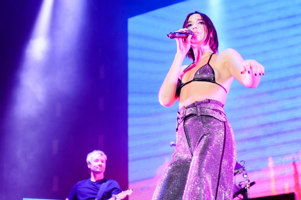 Dua Lipa auf Bühne