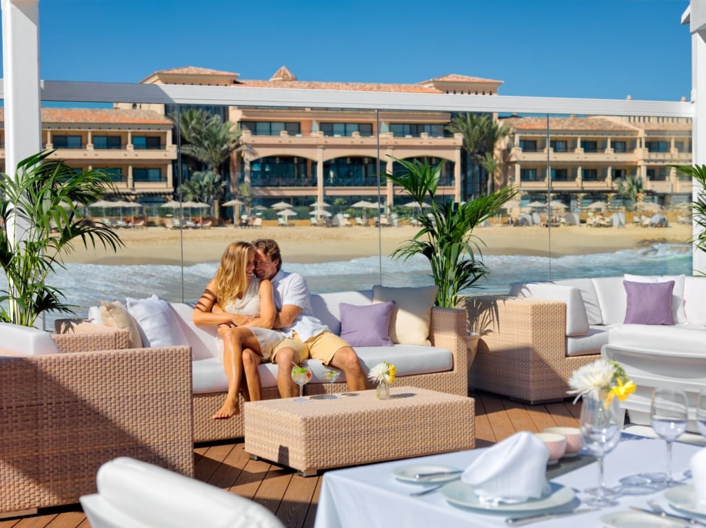 Paar auf Sofa in Outdoor-Lounge