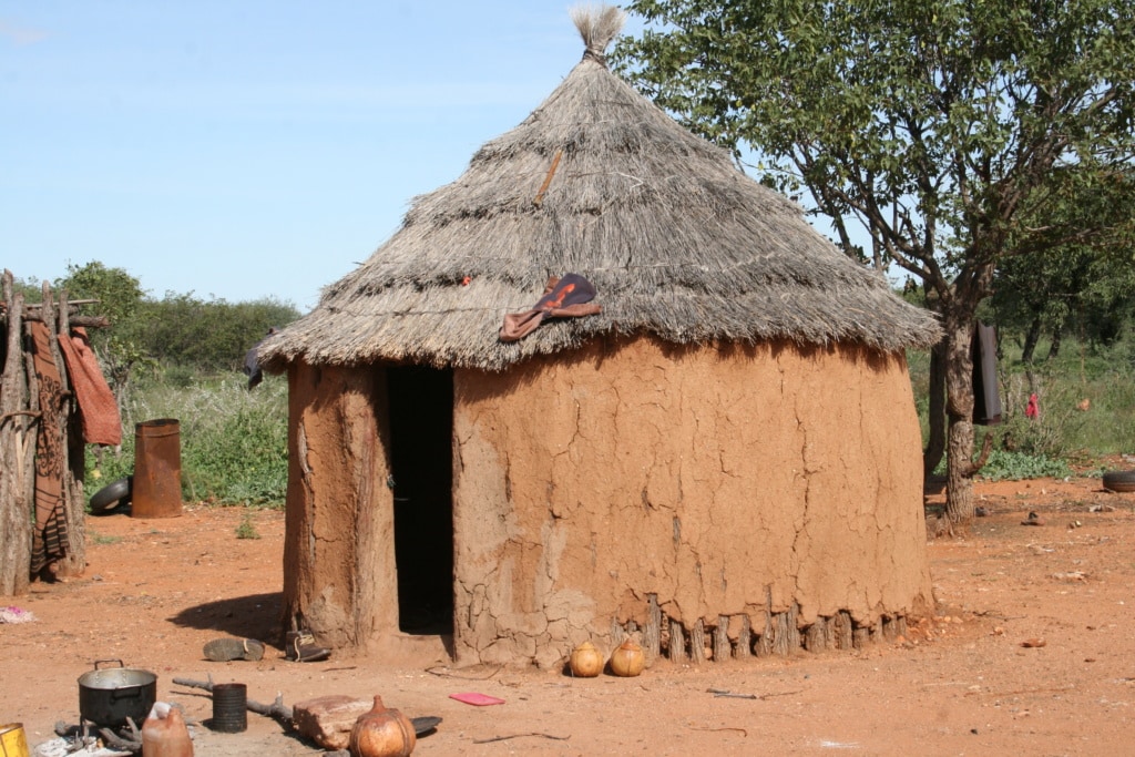 Bei dem Besuch in einem Himba-Dorf in Namibia sei gewarnt – viele Touranbieter nutzen das Volk aus.
