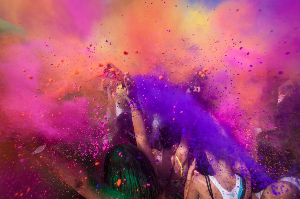 Besucher des Holi Festival of Colours