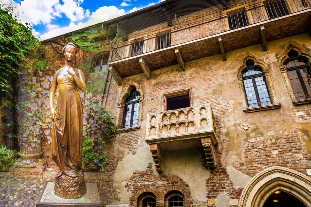 Balkon und Statue von Julia in Verona