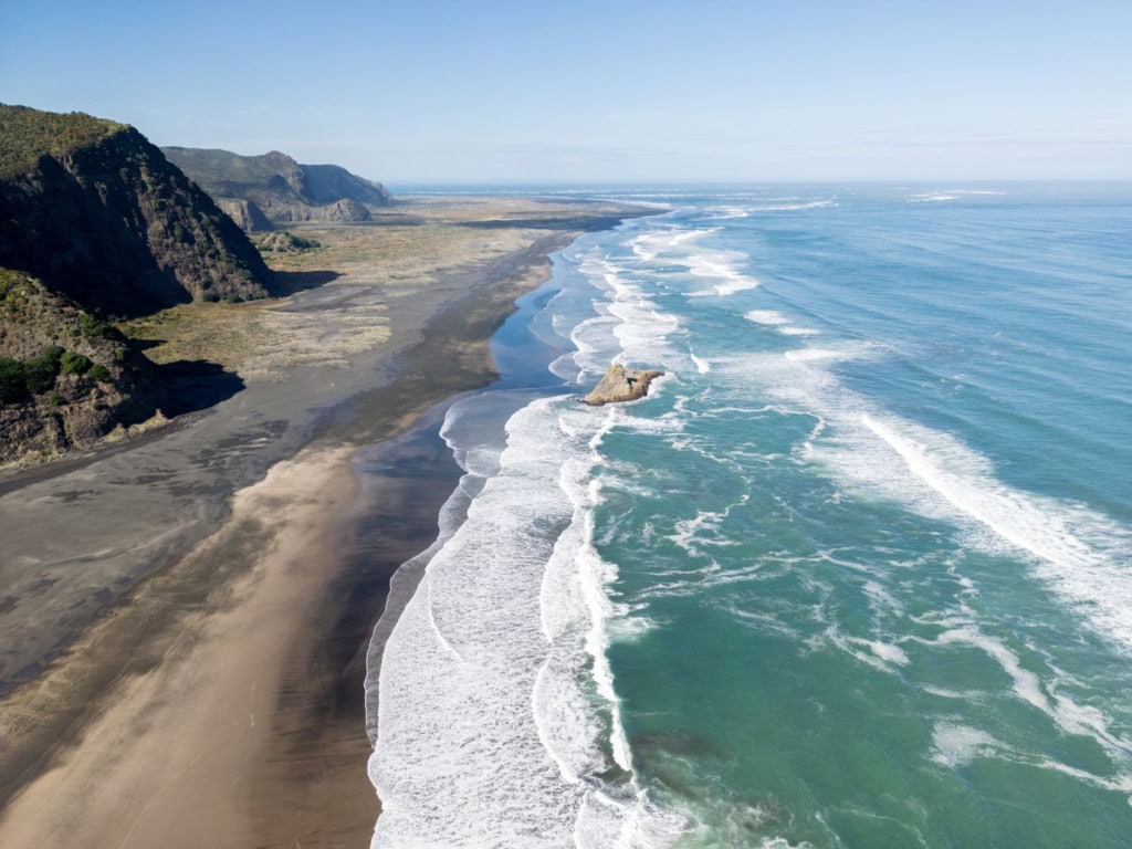 Karekare Beach in Neuseeland aus der Vogelperspektive