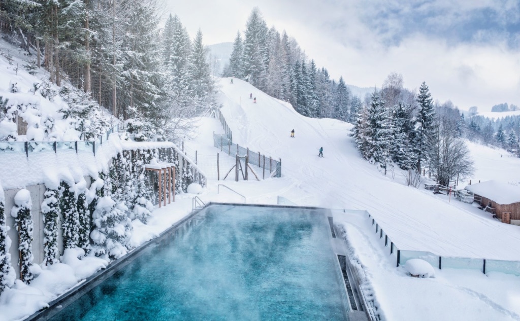 Pool des Naturhotel Forsthofgut im Winter