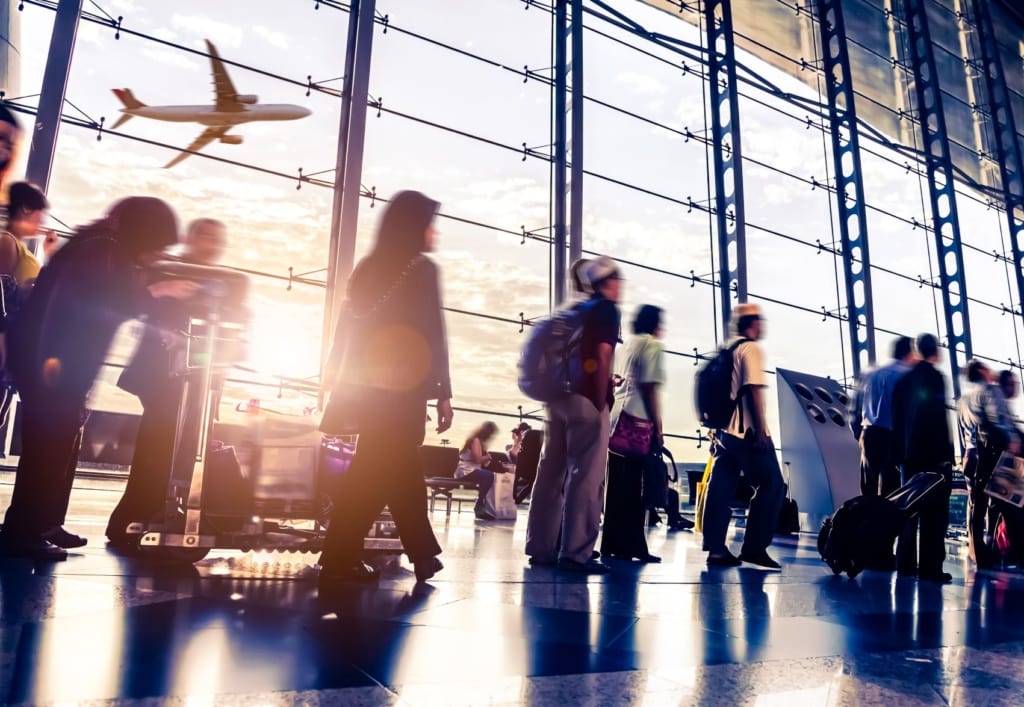 Passagiere in Schlange am Flughafen