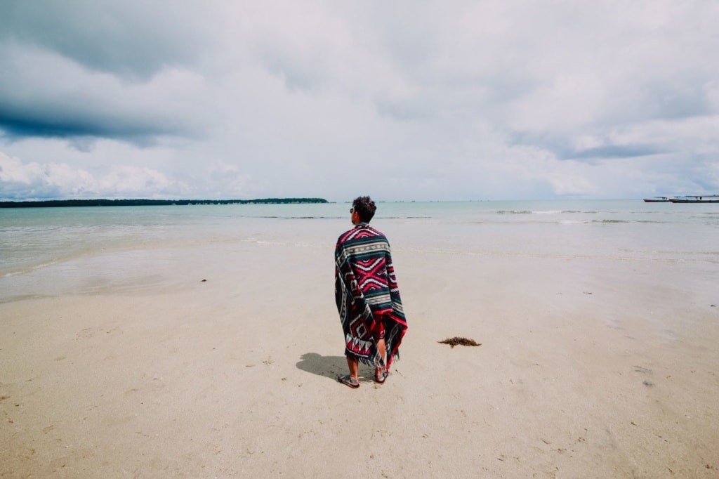 Mann am Strand auf Pulau Tioman