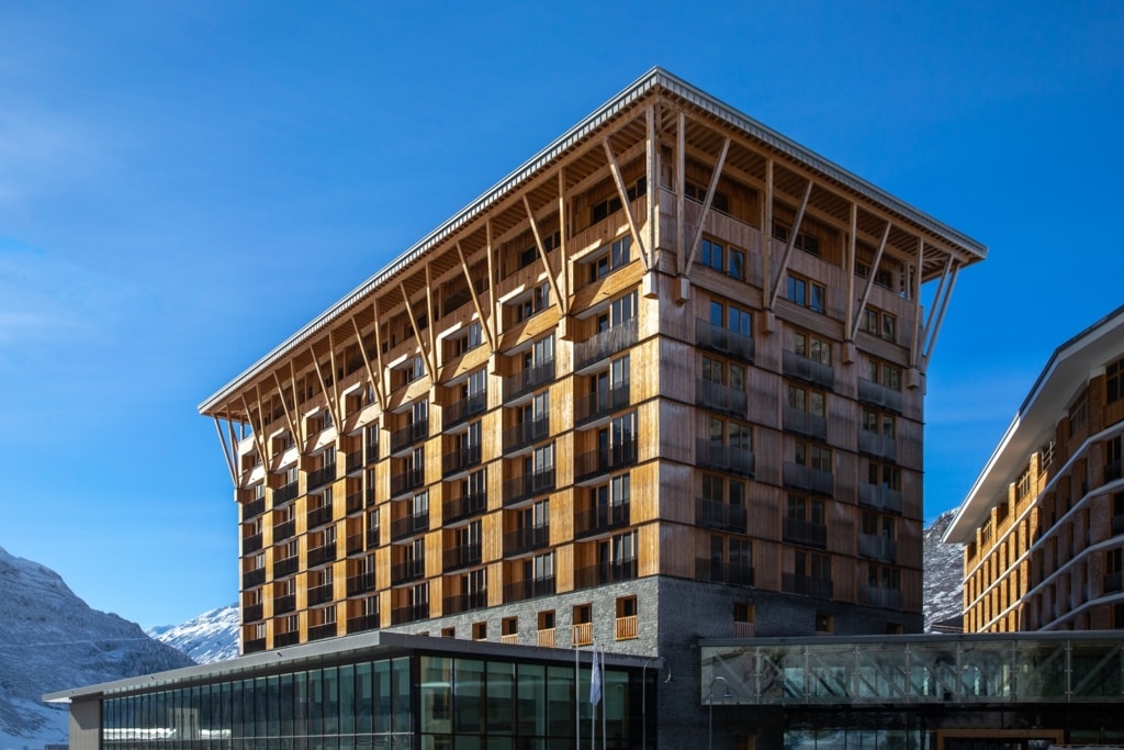Fassade des Radisson Blu Hotel Reussen in Andermatt