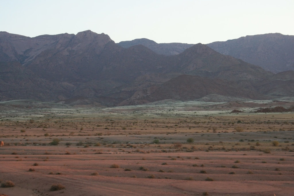 Im Damaraland geht die Sonne in Pastellfarben unter.