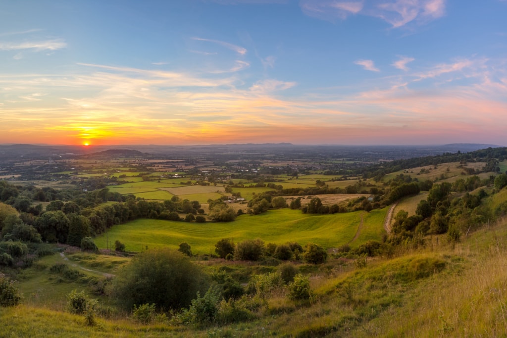 Blick bei Sonnenuntergang über die Cotswolds in England