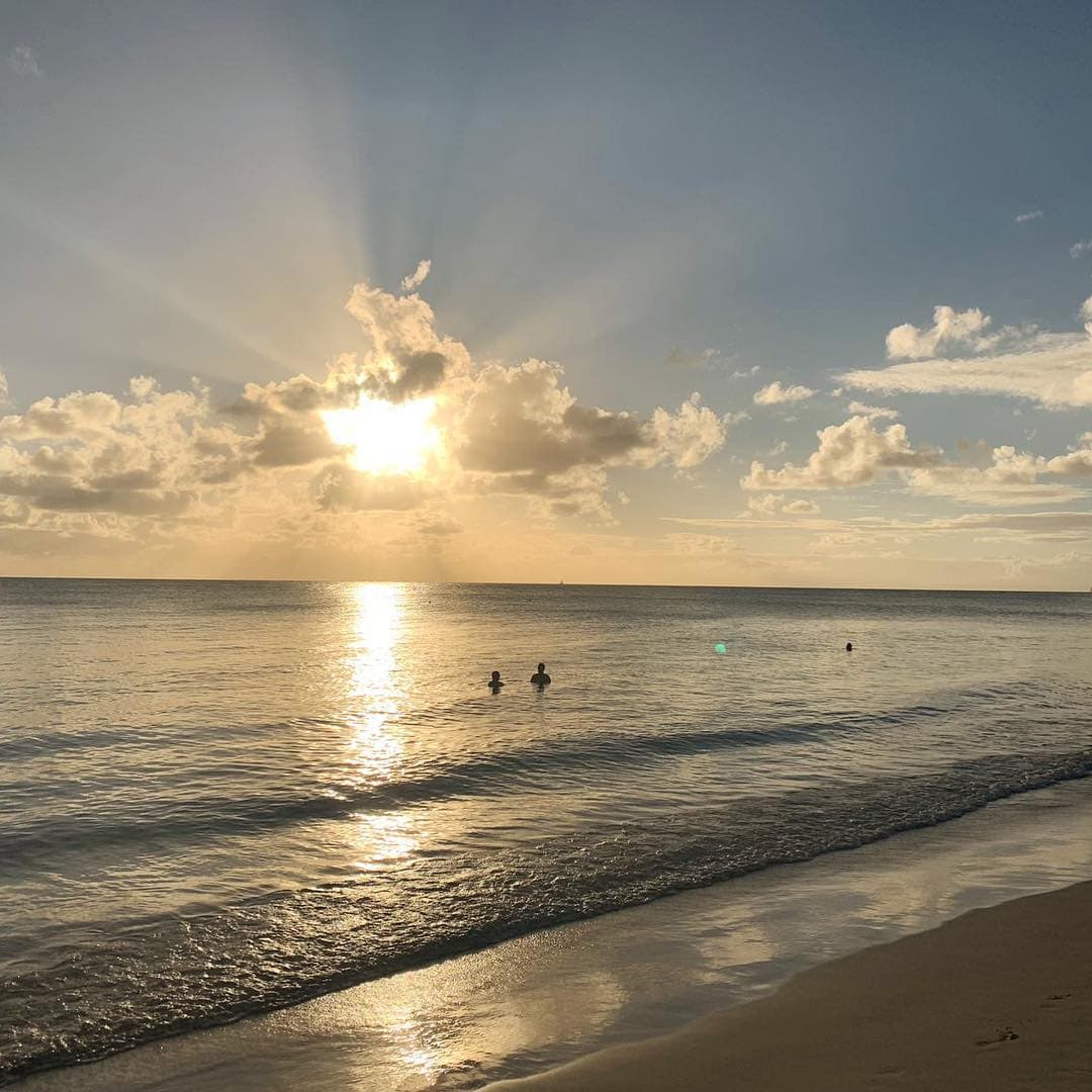 Sonnenuntergang im Karibischen Meer. @aspirinia weilt in der #Karibik. Und wie sind ein wenig neidisch auf das Bad im Meer. #passionpassport #reportervorort  #welivetoexplore #martinique #mytinyatlas