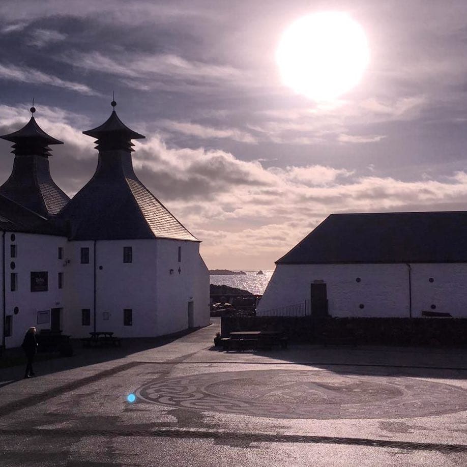 Wenn die Sonne über der Distillery versinkt. #islay. #visitscotland – die Heimst des besten Whisky der Welr