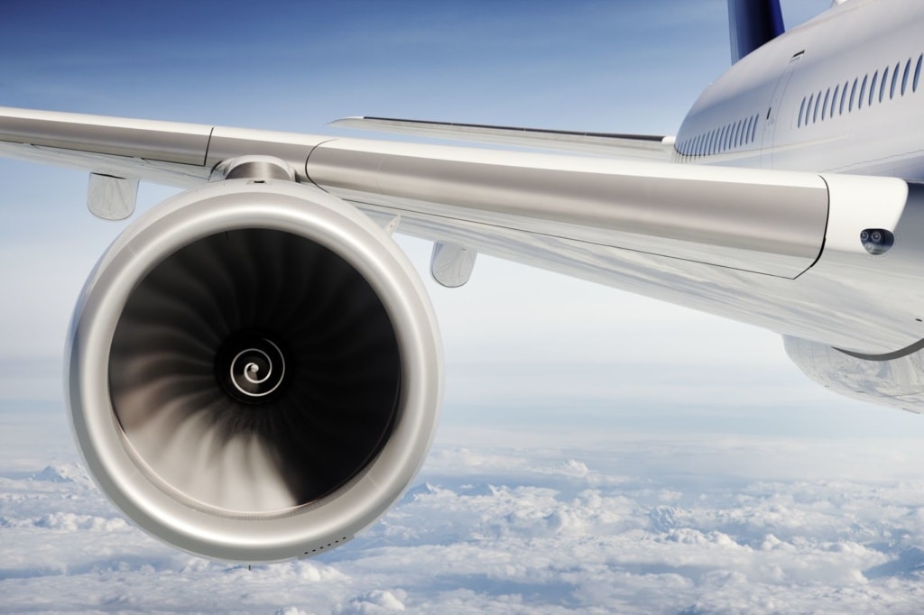 Triebwerk eines Flugzeugs in der Luft