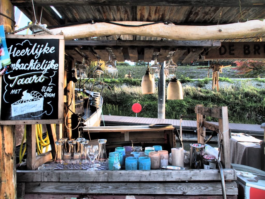 In Nimwegens Hafen an der Waal liegen einige schöne Hausboote, die Kaffee und Kuchen anbieten.