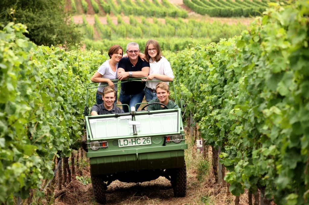 Familie Haflinger im Kleinwagen im Weingut
