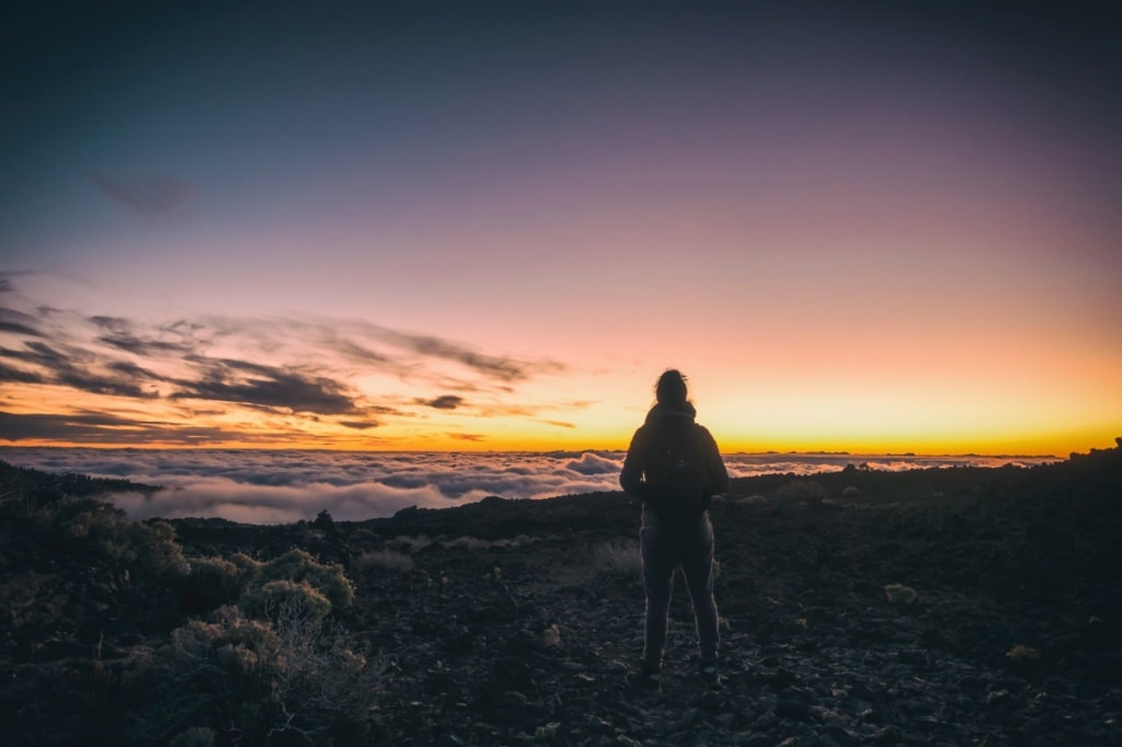 Frau auf Vulkan Teide auf Teneriffa