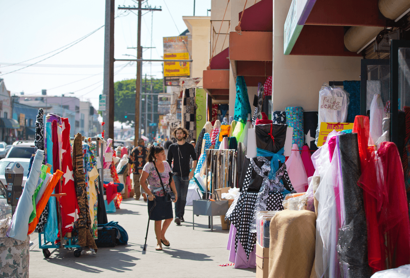 Fußgänger im Garment District in Los Angeles
