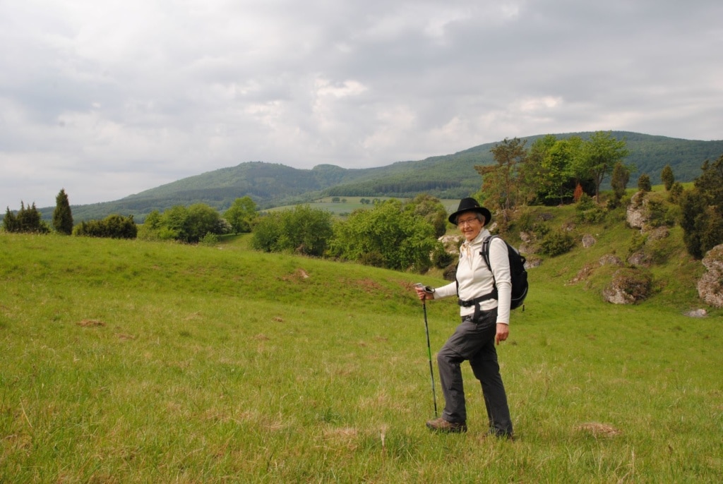 Wanderführerin auf einer Wiese in Hie Hripp in Nordhessen