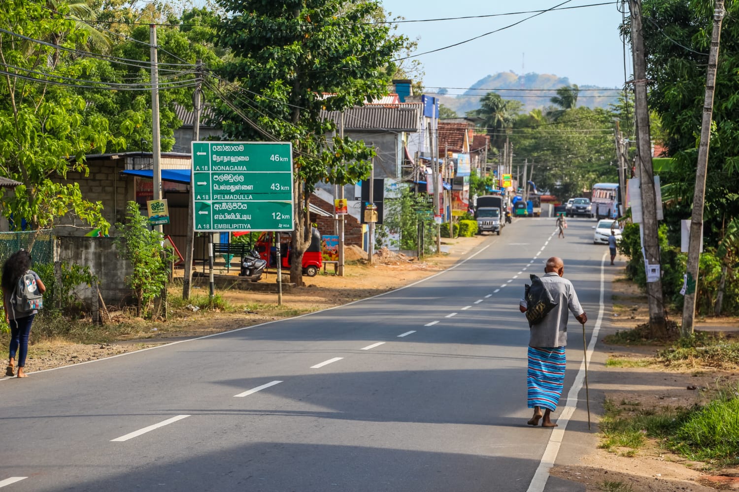 Straße eines Dorfes in Sri Lanka