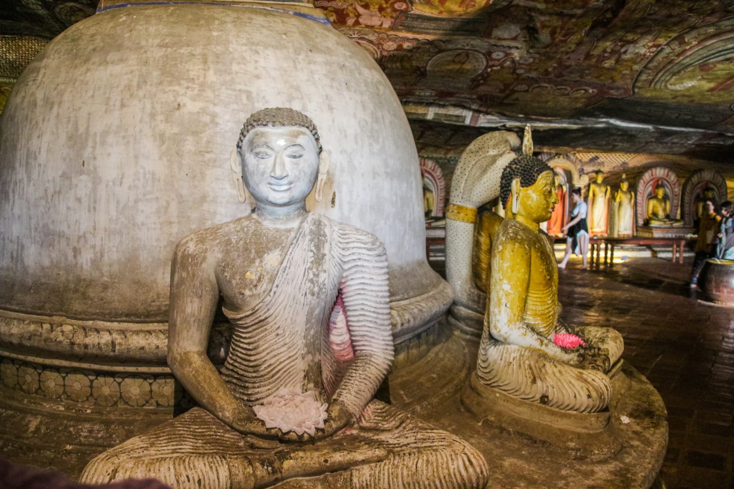 Buddha-Statuen in der Nahaufnahme in einer der Höhlentempel in Dambulla, Sri Lanka