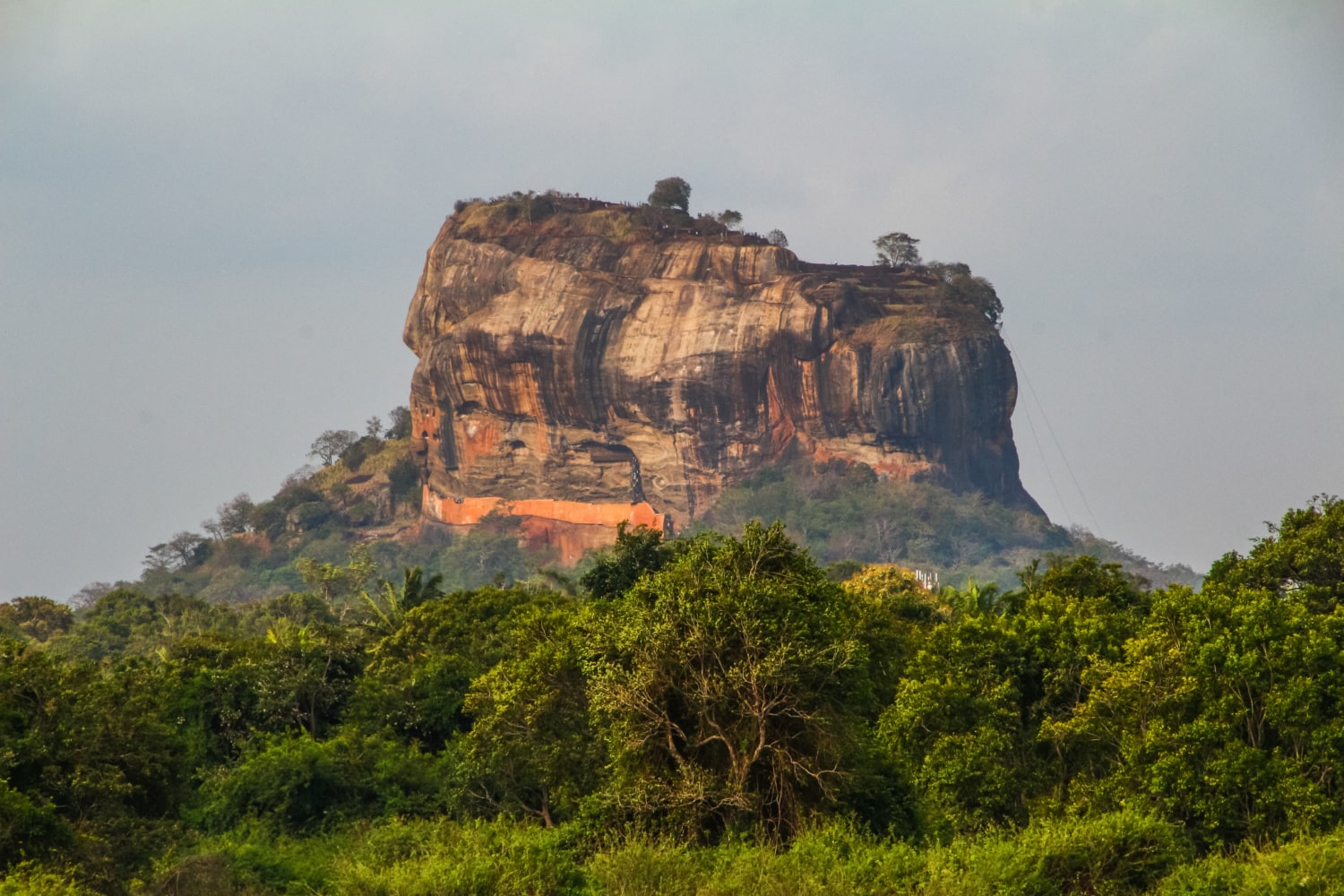 Der berühmte Sigiriya Rock auf Sri Lanka in einer Nahaufnahme vom benachbarten Pidurangala Rock aus