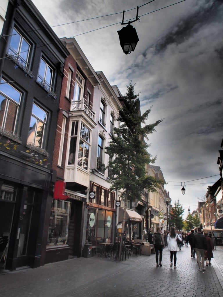 Auf der Langen Hezelstraat hatten schon die Römer ihre größte Handelsstraße der Stadt.