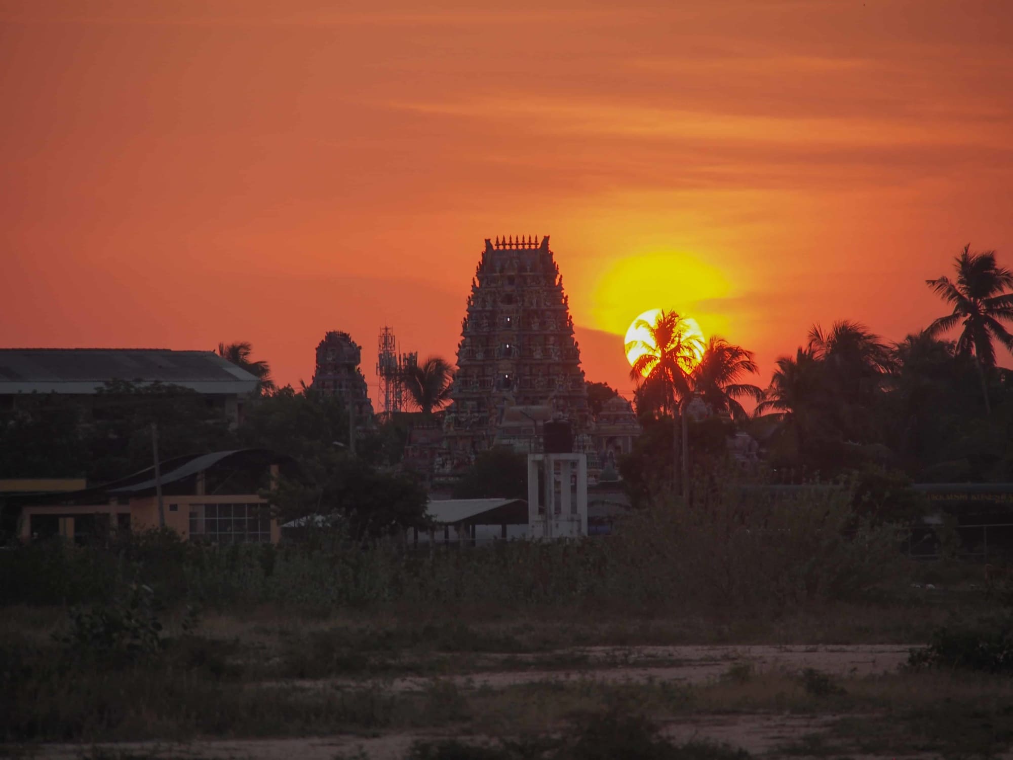 Silhouette eines Tempels in Trincomalee bei Sonnenuntergang