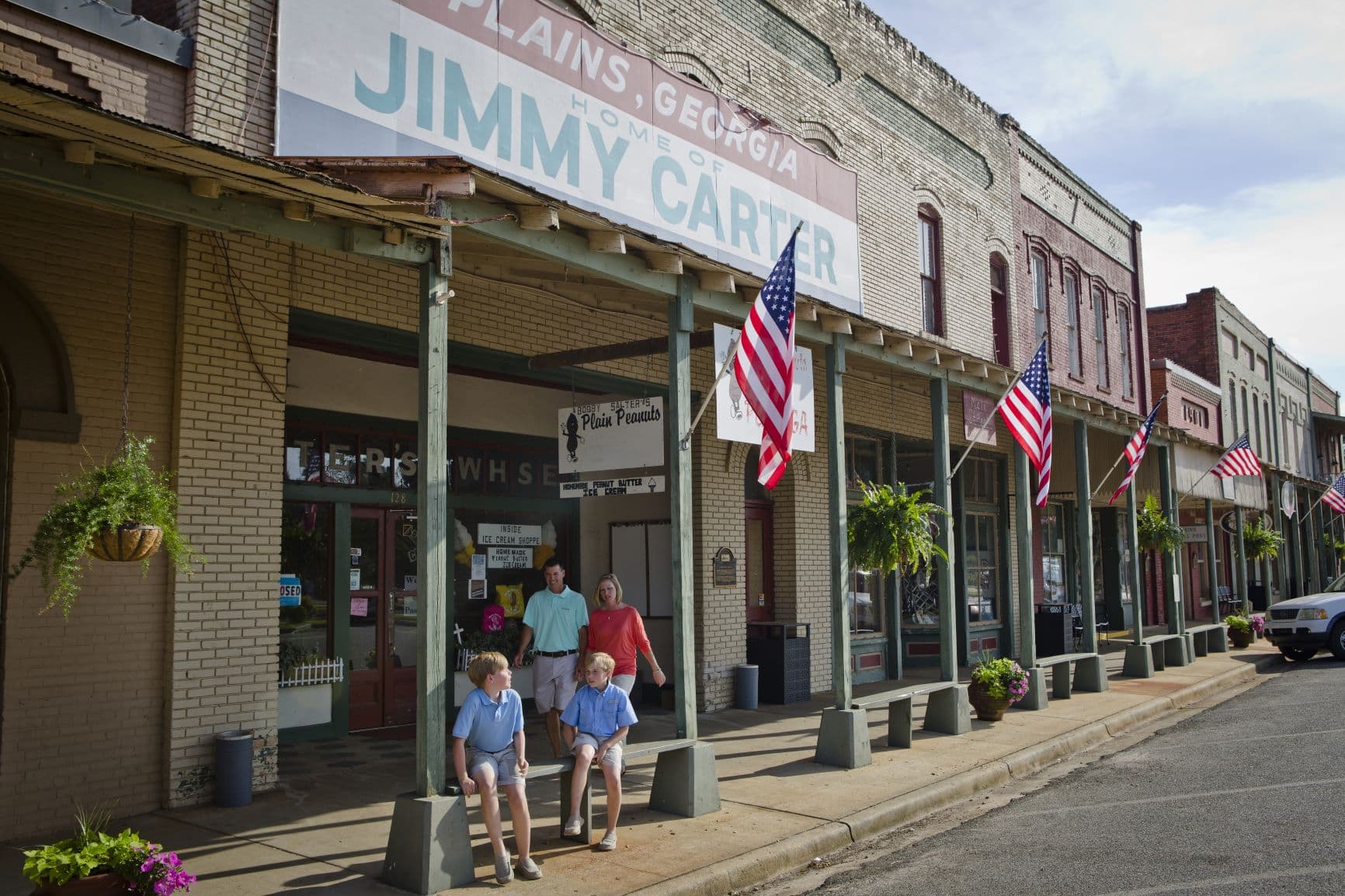 Familie vor einem Geschäft in Plains, Georgia