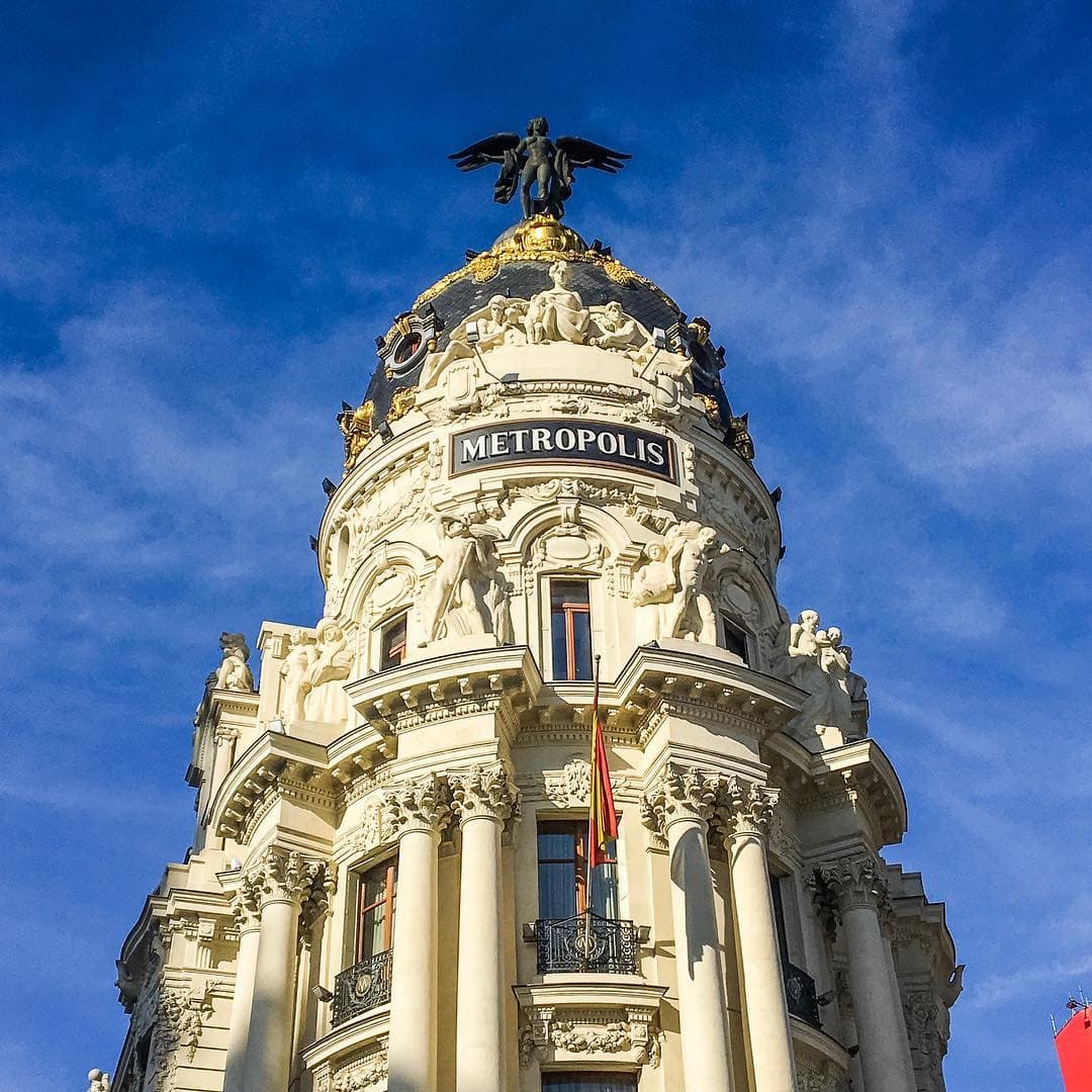 Das Metropolis-Haus ist wohl das begehrteste Instagram-Motiv der spanischen Hauptstadt #madrid #travelspain #passionpassport #reportervorort #welivetoexplore #photography #architecture
