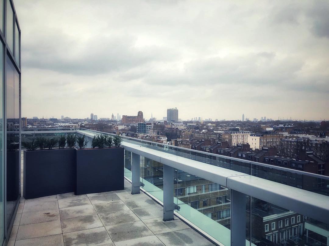 Rainy days in London. Reporter Andreas @bunducafe genießt die verregnete Aussicht im @residenceinn.marriottlondon. #london #reportervorort #travelgram #mytinyatlaslondon #passionpassport #welivetoexplore #kensington