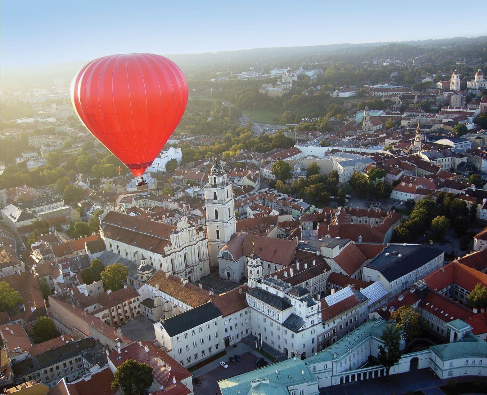 Roter Ballon schwebt über Vilnius Altstadt in Litauen