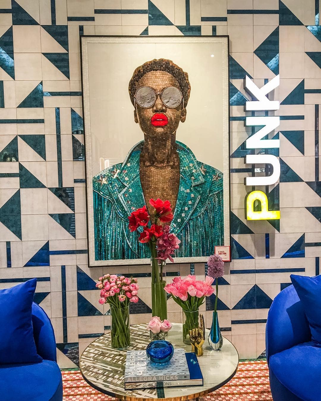 Wer auf der Suche nach Inspirationen für die nächste Renovierung ist, der sollte der Casa Decor in Madrid einen Besuch abstatten. Redakteurin Linda @gold_gelb konnte sich gar nicht satt sehen an den tollen Farben und Deko-Ideen und träumt schon jetzt vom nächsten Umzug. #madrid #casadecor #spain #reportervorort #mytinyatlas #decorationgoals #architecture #interiordesign #passionpassport #welivetoexplore