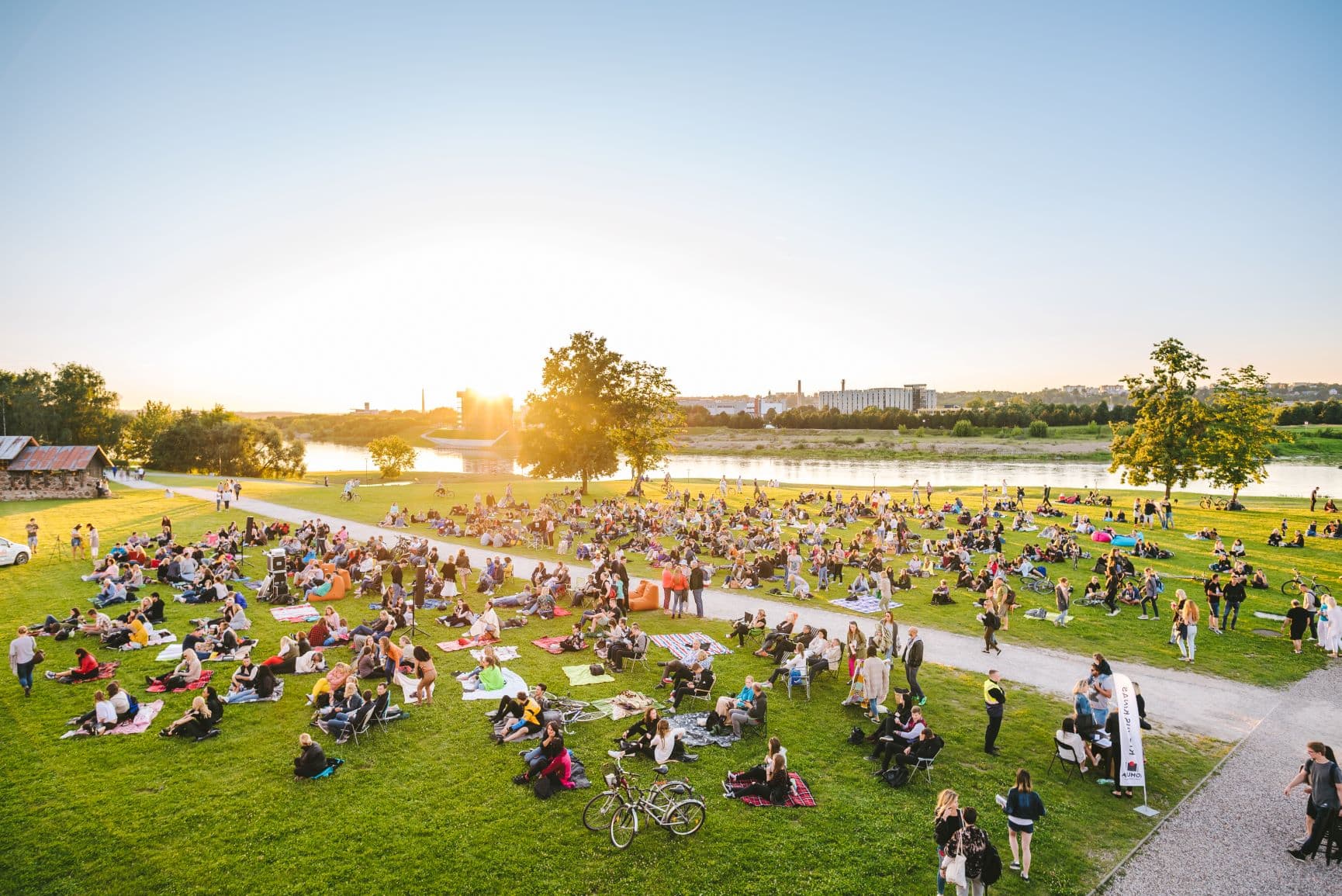 der Burgpark in Kaunas in Litauen mit vielen Menschen im Sommer
