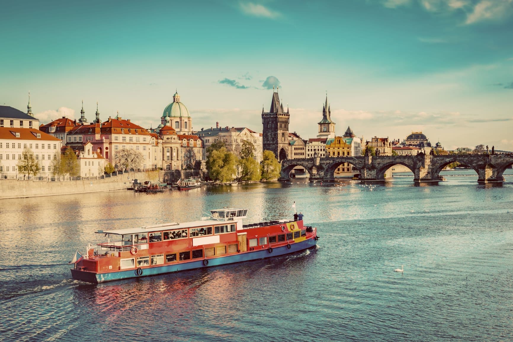 Ausflugsschiff auf der Moldau in Prag