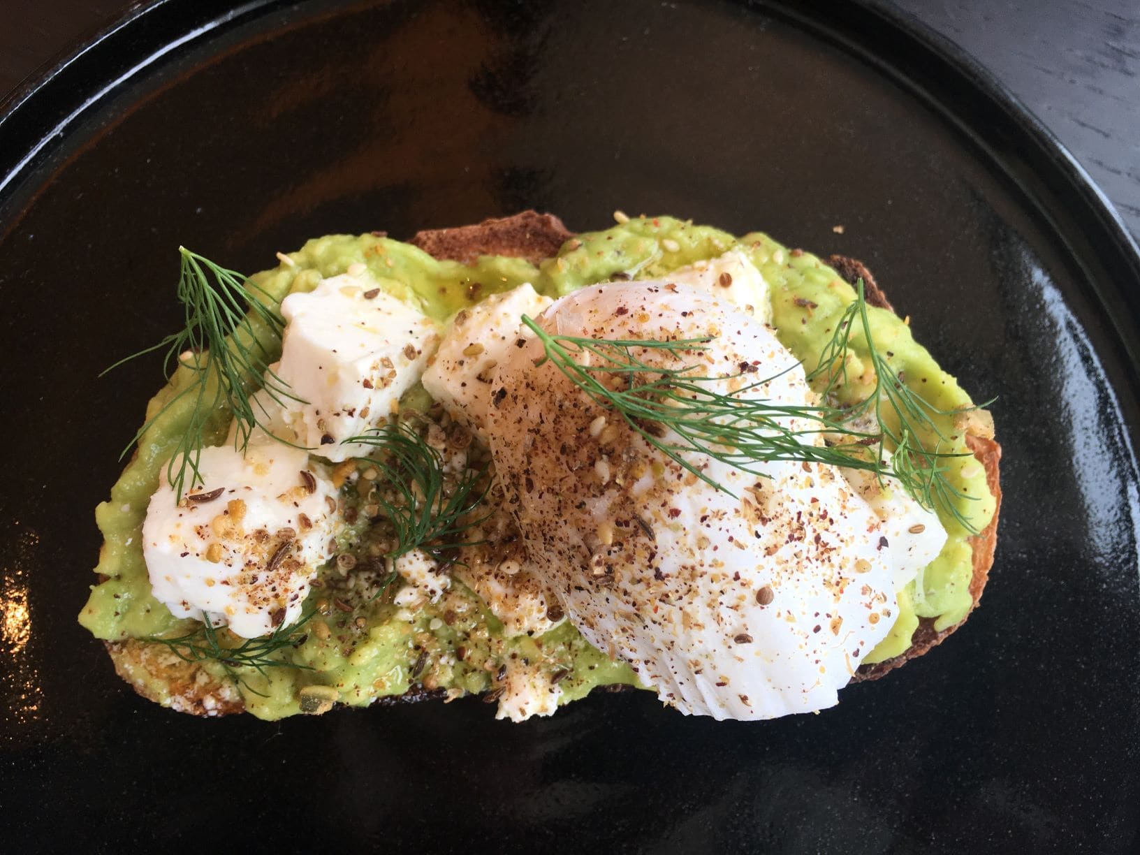 Avocado-Brot mit Käse im Restaurant des Raffles Europejski Warsaw