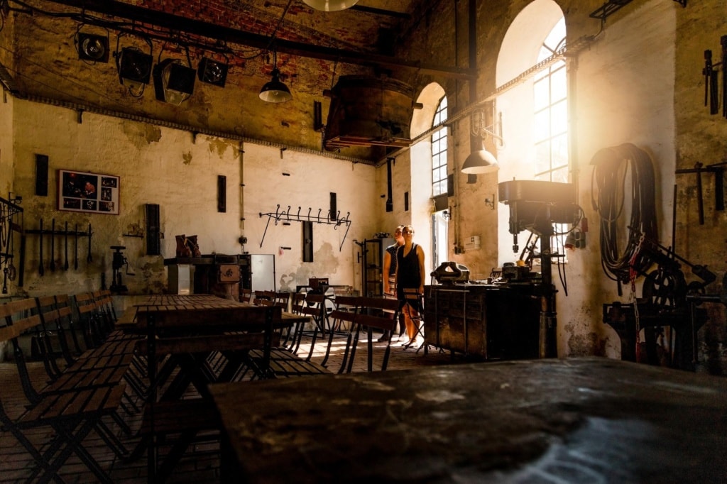 Besucherinnen in der rikettfabrik Herrmannsschacht