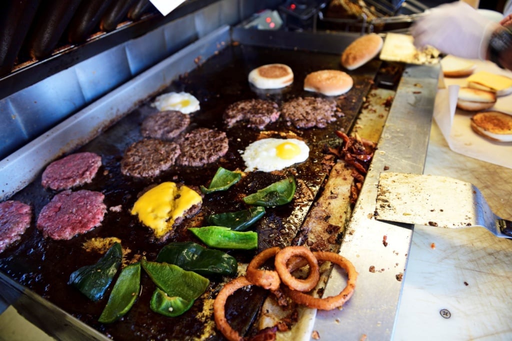 Burger mit Spiegelei auf Bratfläche