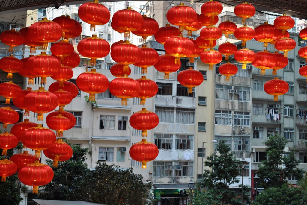 Ein paar letzte Lampions zeigen noch vom letztwöchigen chinesischen Neujahrsfest in Hongkong.