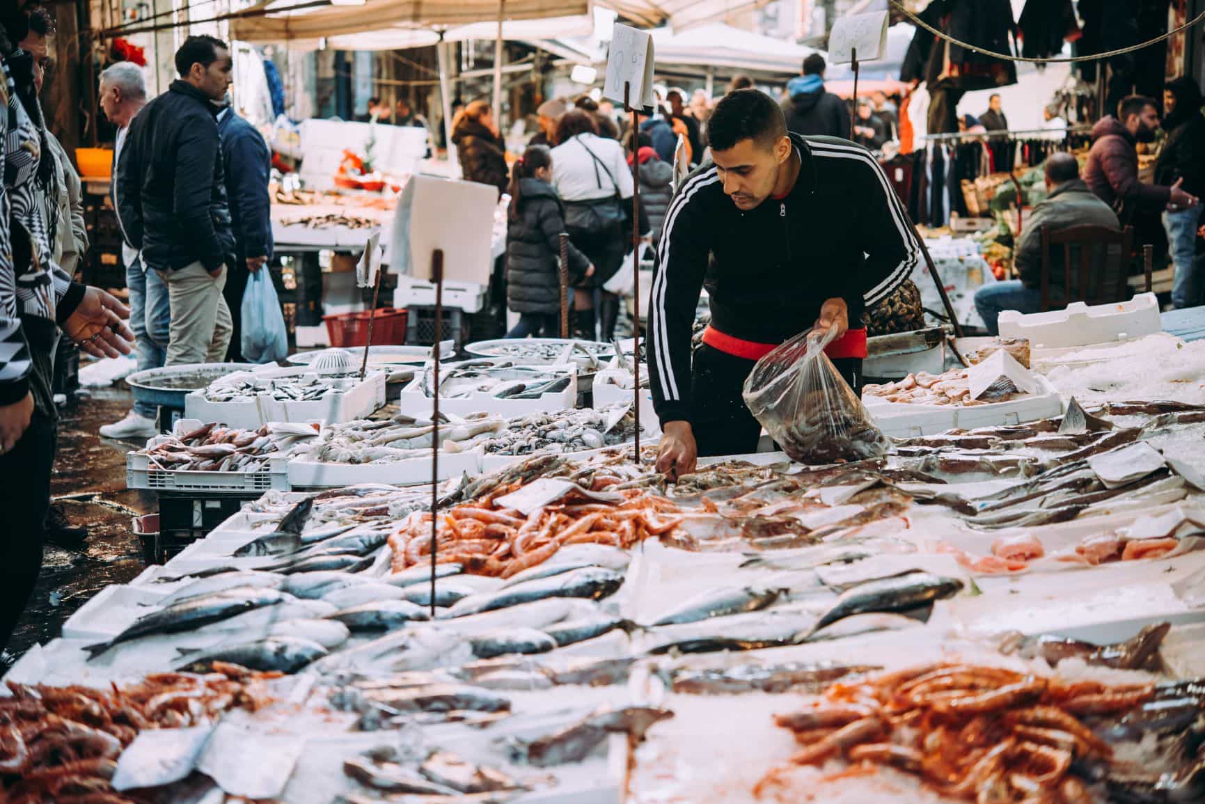 Verkäufer am Fischmarkt Neapel
