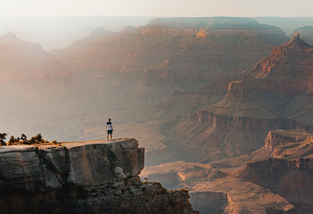 Mann steht am Grand Canyon