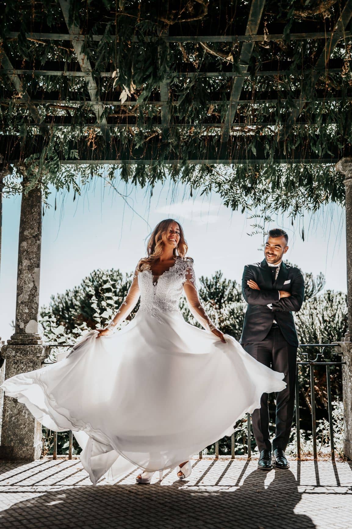 Hochzeitspaar auf Veranda